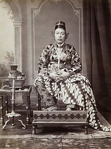 COLLECTIE TROPENMUSEUM Studioportret van Hamengku Buwana VII Sultan van Jogjakarta TMnr 60001455b.jpg