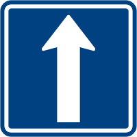 Značka IP 4b „Jednosměrný provoz“, informující řidiče, že po komunikaci je povolena jízda pouze v tomto směru