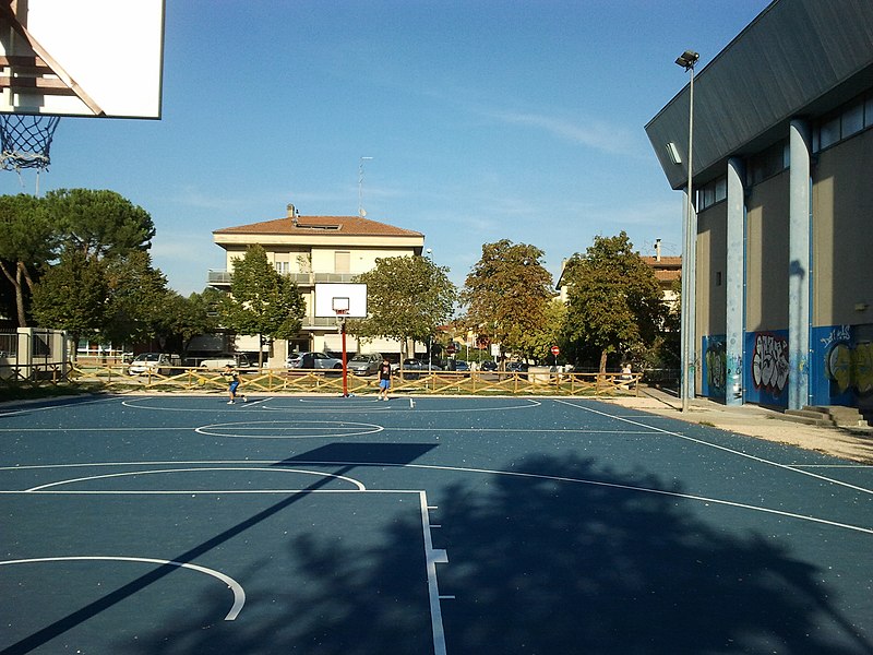 File:Campo da basket esterno del Palazzetto - panoramio.jpg