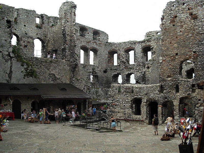 File:Castle in Ogrodzieniec - 28.JPG