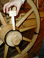 Кріплення колеса дерев'яною чекою-загвіздком