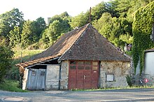 Un edificio Châlus che ha mantenuto il suo vecchio tetto di tegole piane