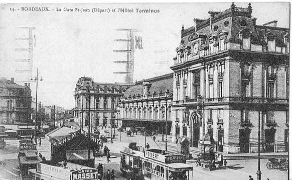 Rames de l'ancien tramway de Bordeaux devant la gare, dans l'entre-deux-guerres.