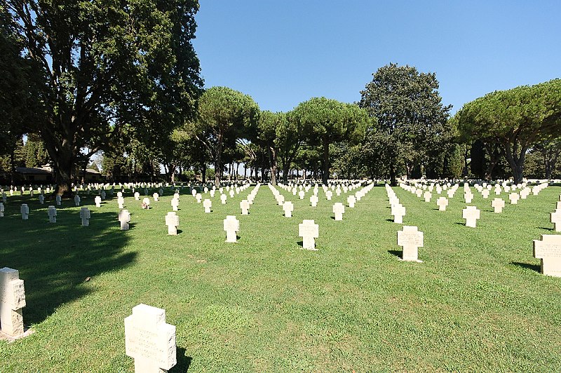 File:Cimitero militare Terdesco Pomezia 2011 by-RaBoe-093.jpg