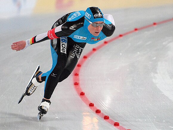 La patineuse de vitesse allemande Claudia Pechstein remporte la médaille d'or à l'épreuve du 5000 mètres et l'argent au 3000 mètres[2].