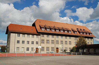 So kommt man zu Collège St-Michel mit den Öffentlichen - Mehr zum Ort Hier