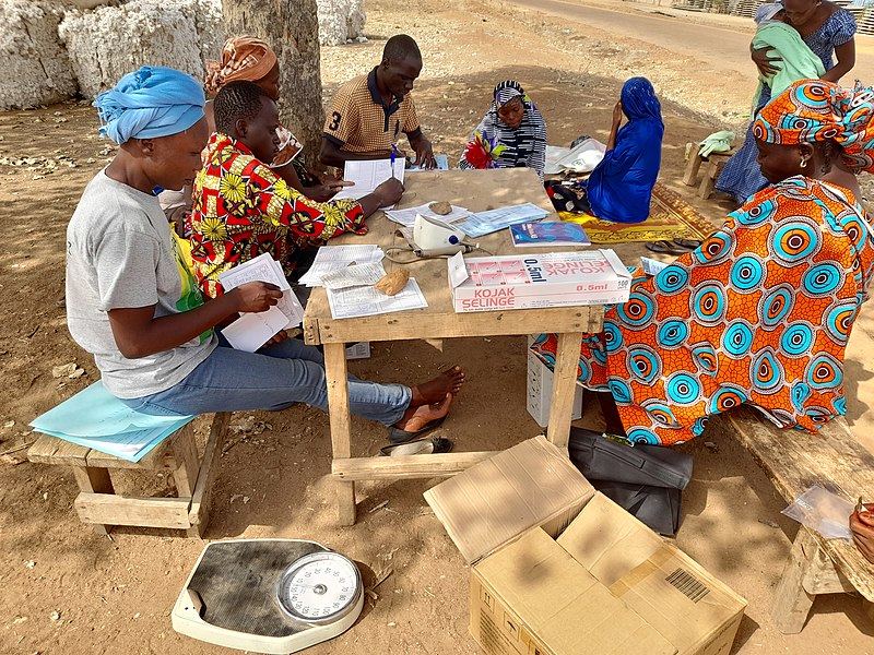 File:Consultation des femmes et des bébés.jpg