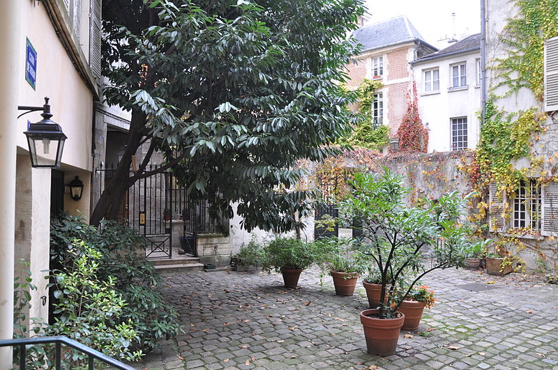 File:Cour de Rohan, courtyard in Paris (France).JPG