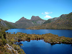 Lo lac Dove e las montanhas Cradle, dins las nautas tèrras de Tasmania. (definicion vertadièra 1 200 × 1 600 *)