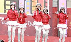 Crayon Pop vuonna 2015. Vasemmalta oikealle: Way, Choa, Ellin, Geummi ja Soyul (entinen jäsen).