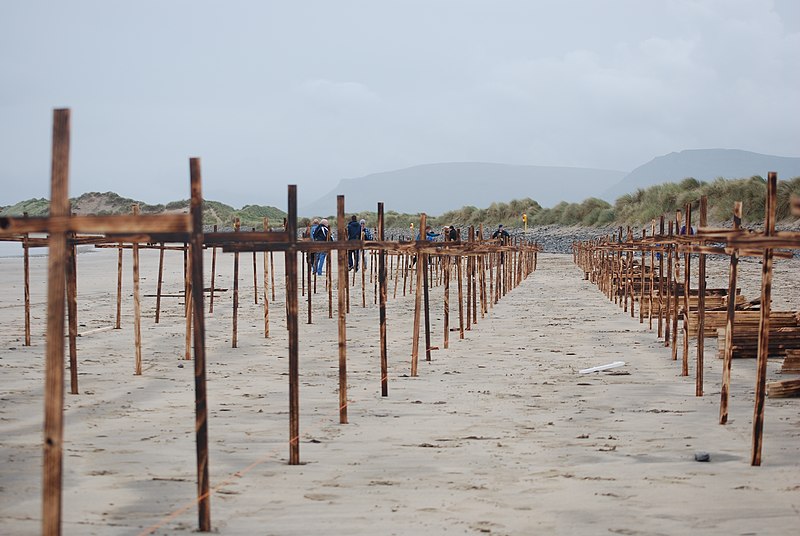 File:Crosses at Streedagh Beach.jpg