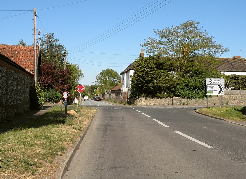 File:Crossroads in Honington village - geograph.org.uk - 2412054.jpg