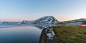 Sjön Slahpejávrre och berget Sávtsasj i Padjelanta mitt i natten. Foto: Hans Nydahl