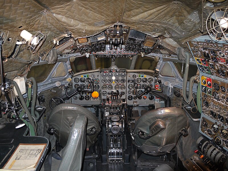 File:De Havilland DH106 Comet 4 G-APDB Cockpit.JPG