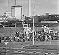 De supporters met hun fietsen in de rij voor de pont, Bestanddeelnr 926-8186.jpg