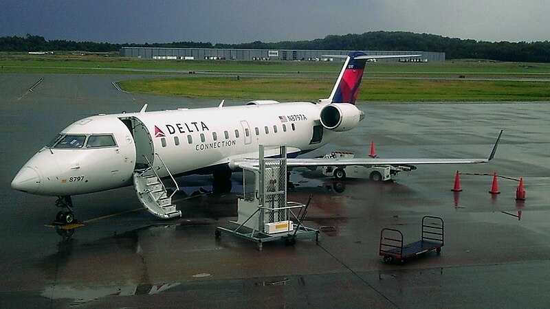 File:Delta N8797A Bombardier CRJ-200 (27229997333).jpg