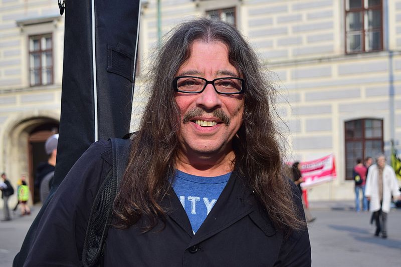 File:Demo Kein rechtsextremer Burschenschafter als Bundespräsident - 05 - Harri Stojka.jpg