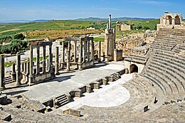 Dougga Theater - Naar beneden kijken vanaf de top.jpg