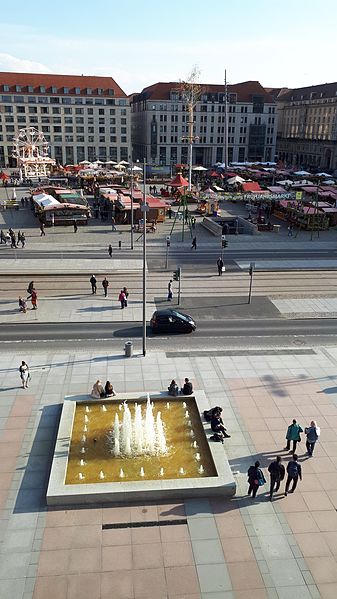 File:Dresdner Altmarkt mit Frühjahrsmarkt.jpg