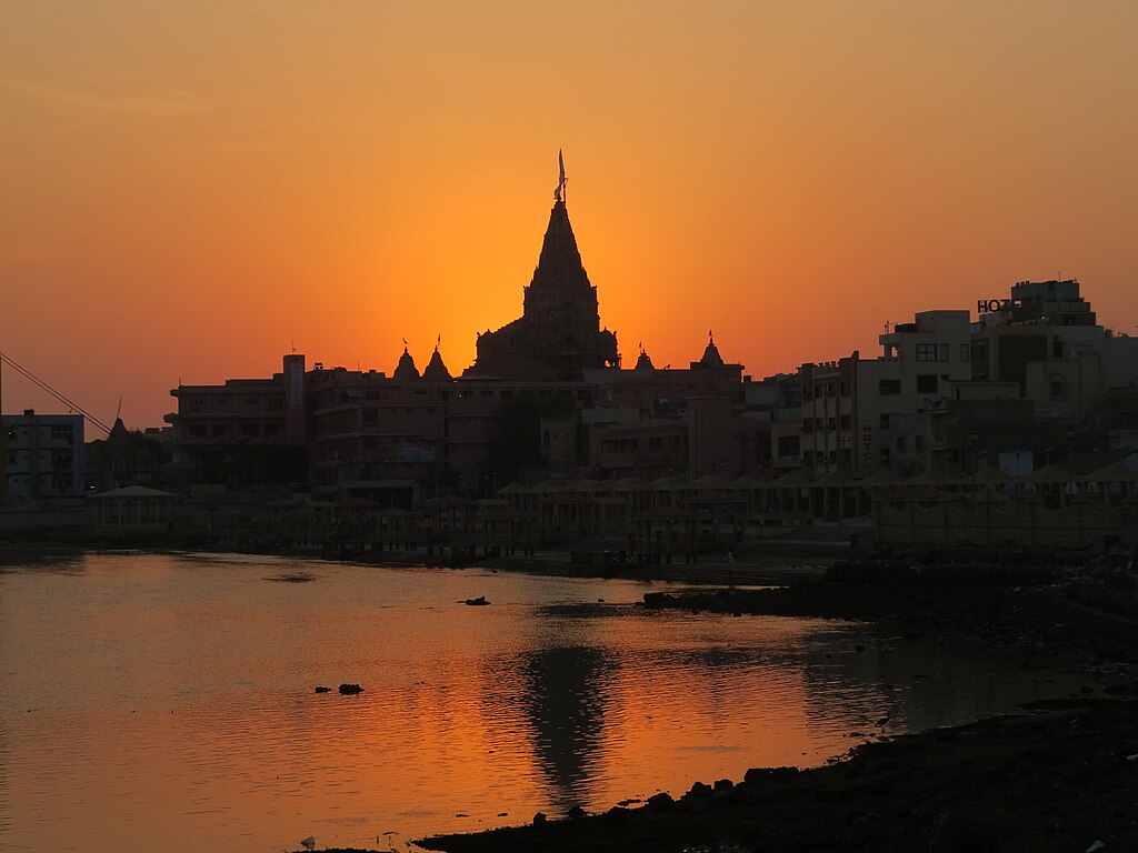 File:Dwarkadhish Temple - Jagat Mandir - Dwarakadheesh and surroundings  during Dwaraka DWARASPDB 2015 (110).jpg - Wikimedia Commons