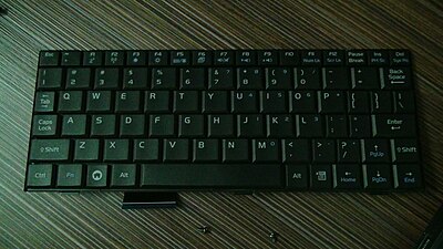 El teclado de la computadora portátil Asus Eee PC 701. Marcado en azul, llamado con Fn