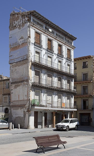 File:Edificio en la Plaza de España, Calatayud, España, 2012-08-24, DD 01.JPG