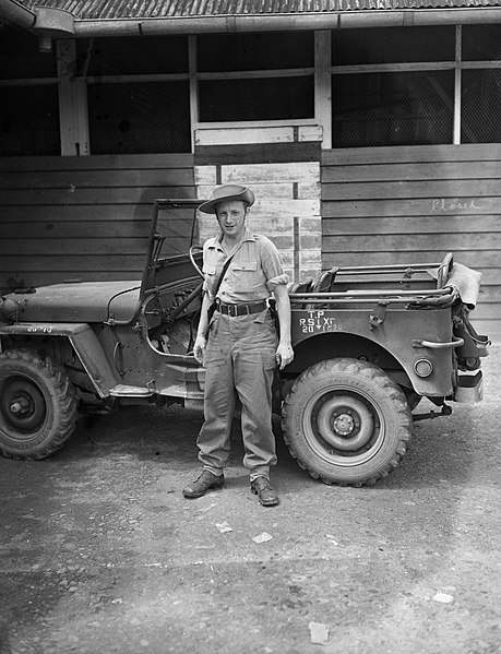 File:Een man in uniform (zonder distinctieven) staat bij een jeep, Bestanddeelnr 10488.jpg