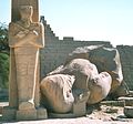 Leżący na dziedzińcu posąg Ramzesa II