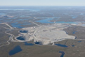 La miniera di diamanti di Ekati e l'aeroporto (estrema sinistra) nel 2010.