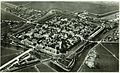 Luchtfoto van Elburg tussen 1908 en 1931 met op de voorgrond de remise van de Zuiderzeetram.