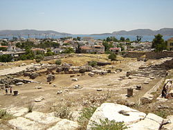 Археологічні розкопки Елевсіна, на горизонті — Саронічна затока