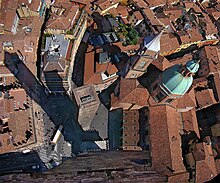 Piazza Ravegnana viewed from the top of the Asinelli Tower. Emilia Bologna3 tango7174.jpg