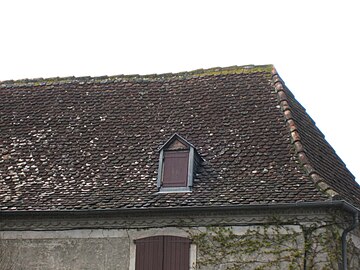 Типичная местная черепичная крыша «пикон»