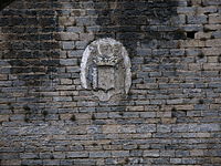 Detalle del escudo franquista en la entrada del fuerte