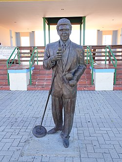 Estatua de Hector Lavoe en Tablado La Guancha, Barrio Playa, Ponce, PR (DSC01187).jpg