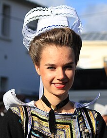 retrato do rosto de uma jovem em traje tradicional