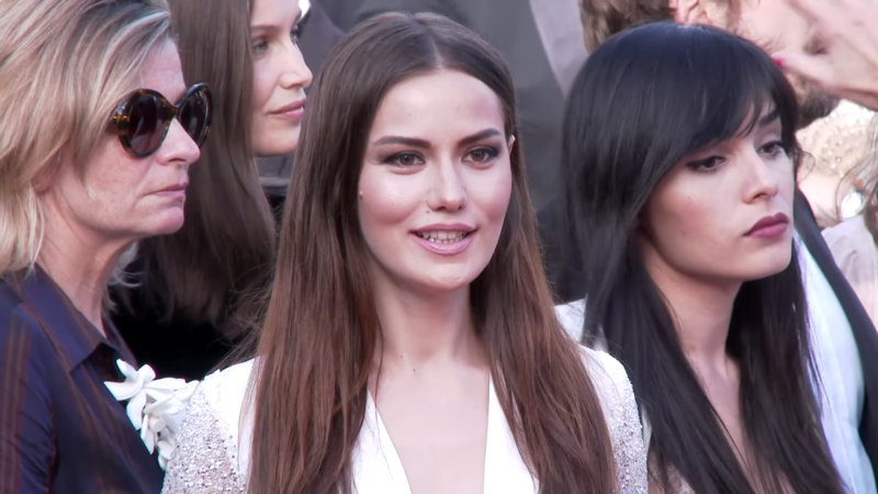 File:Fahriye Evcen at Cannes 2017 (3).png