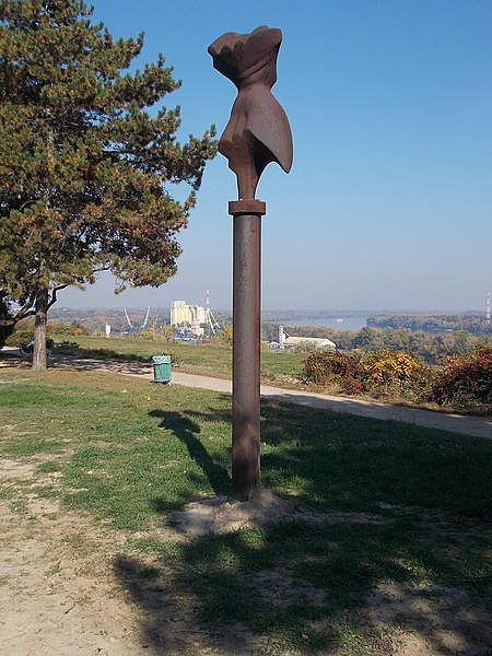 File:Female torso on column by Sándor Fodor (1987), 2017 Dunaújváros.jpg