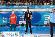 Deutsch: Fechten bei den Olympischen Jugend-Sommerspielen 2018: Tag 1, 7. Oktober 2018, Jungen, Säbel, Siegerehrung - Gold: Krisztián Rabb (HUN), Silber: Hyun Jun (KOR), Bronze: Mazen Elaraby (EGY); Medaillen überreicht durch IOC-Mitglied Britta Heidemann, Maskottchen überreicht durch FIE-Generalsekretär Emmanuel Katsiadakis English: Fencing at the 2018 Summer Youth Olympics at 7 October 2018 – Boys' sabre Medal ceremony – Gold: Krisztián Rabb (HUN), Silver: Hyun Jun (KOR), Bronze: Mazen Elaraby (EGY); Medal presenter: IOC member Britta Heidemann, Mascot presenter: FIE Secretary General Emmanuel Katsiadakis