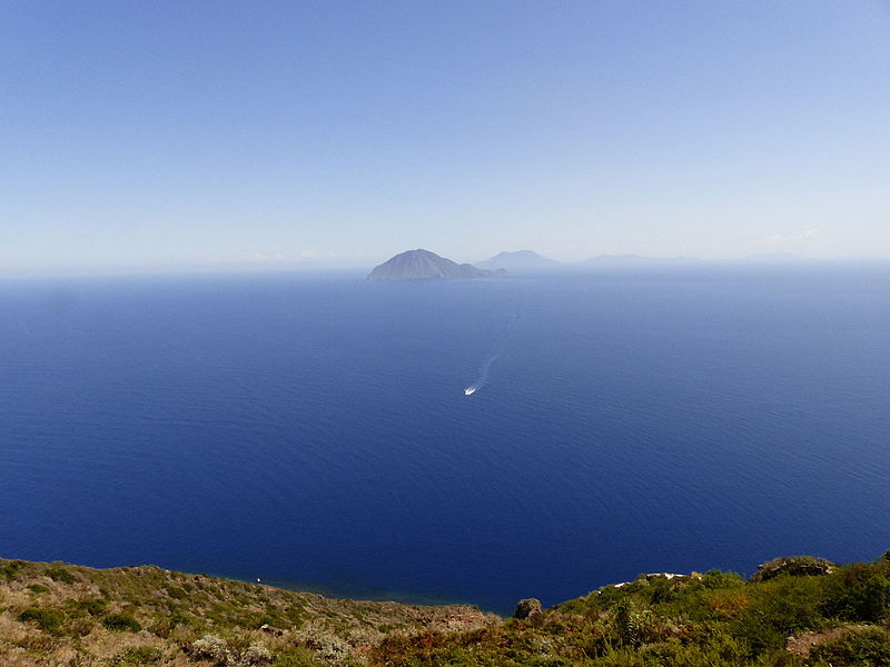 File:Filicudi desde Alicudi, Alicudi, Islas Eolias, Sicilia, Italia, 2015.JPG