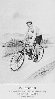 Photographie noir et blanc d'un homme à bicyclette (François Faber).