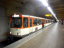 Ptb-Wagen 698 in orange-hellelfenbein an der U-Bahn Station Alte Oper