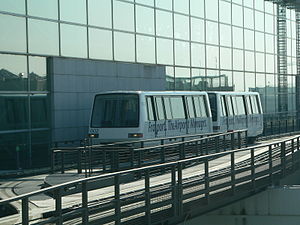 Flughafen Frankfurt Main: Lage und Verkehrsanbindung, Geschichte, Flughafenanlagen