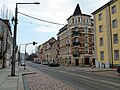 Blick über die Friedrichstraße in Richtung Stadtzentrum, rechts Mietshaus in Ecklage und geschlossener Bebauung; Friedrichstraße 37