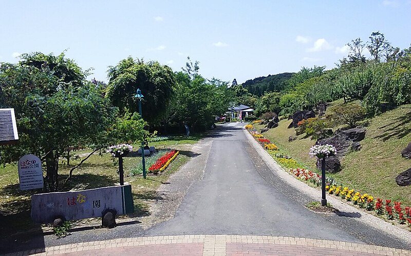 File:Fukuchi-Sanroku Flower Park 01.jpg