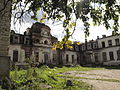 L'ancienne maison de maîtres en ruines: cour d'honneur.