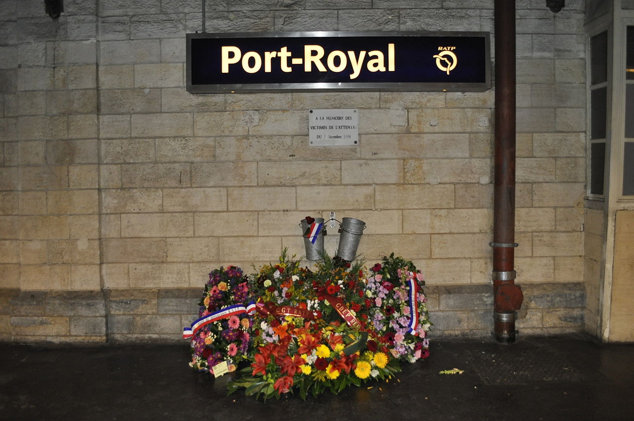 1280px-Gare_de_Port-Royal%2C_plaque_fleurie_attentat_1996.JPG