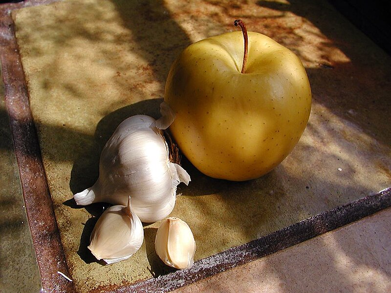 File:Garlic clove with apple.jpg