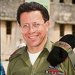 אלוף יוסי בן-חנן, מפקד המכללות לביטחון לאומי ולפיקוד ומטה, 1994-1990[1]