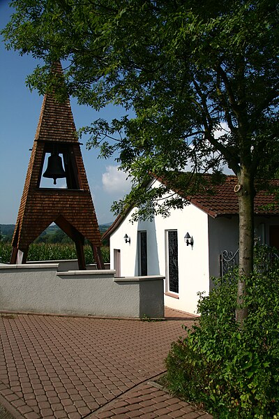 File:Glockenturm am Friedhof von Nieder-Kainsbach.jpg